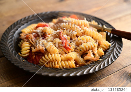 トマトと舞茸のフジッリ トマトと舞茸のフジッリ 135585264