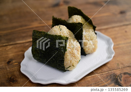 シラスと大葉のワサビ醤油おにぎり シラスと大葉のワサビ醤油おにぎり 135585269
