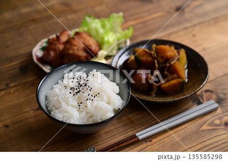 鶏唐揚げとカボチャ・サツマイモの煮物 135585298