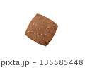 ナッツやチョコレートの入ったクッキー ナッツやチョコレートの入ったクッキー 135585448