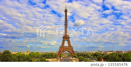 Beautiful photo of the Eiffel tower in Paris, France Beautiful photo of the Eiffel tower in Paris, France 135585476