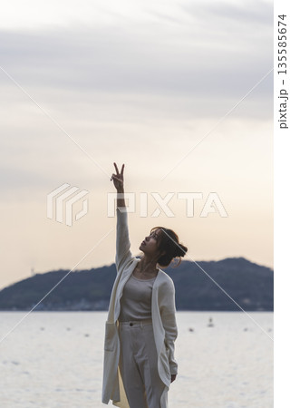 海沿いを歩く女性 海沿いを歩く女性 135585674