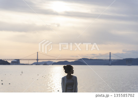 海沿いを歩く女性 海沿いを歩く女性 135585702