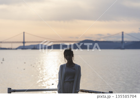 海沿いを歩く女性 海沿いを歩く女性 135585704