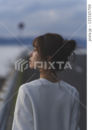 海沿いを歩く女性 海沿いを歩く女性 135585709