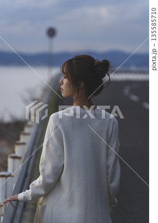 海沿いを歩く女性 海沿いを歩く女性 135585710