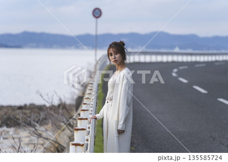 海沿いを歩く女性 海沿いを歩く女性 135585724