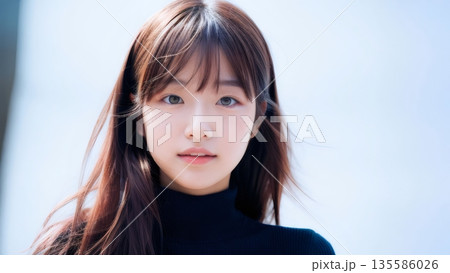 見つめる女性 見つめる女性 135586026