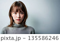 見つめる女性 135586246