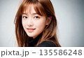 見つめる女性 135586248