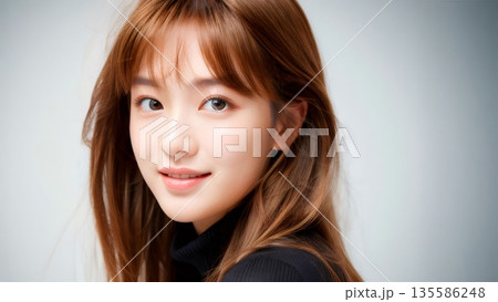 見つめる女性 135586248