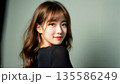 見つめる女性 135586249