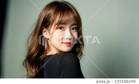 見つめる女性 見つめる女性 135586249