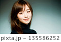 見つめる女性 135586252