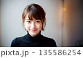 見つめる女性 135586254