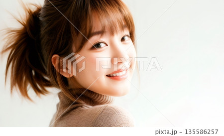 見つめる女性 見つめる女性 135586257