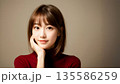 見つめる女性 135586259