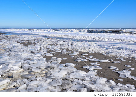 冬　北海道　大津海岸　ジュエリーアイス　 135586339