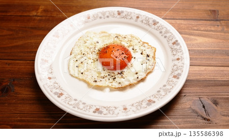 目玉焼き 目玉焼き 135586398