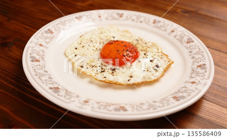 目玉焼き 135586409