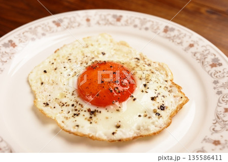 目玉焼き 目玉焼き 135586411