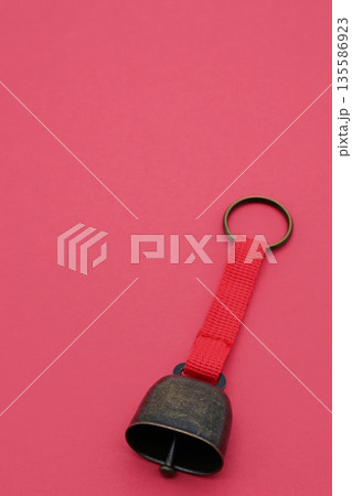 赤背景とクマよけの鈴 赤背景とクマよけの鈴 135586923