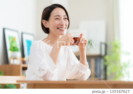 リビングで紅茶を飲むミドルの女性 135587027