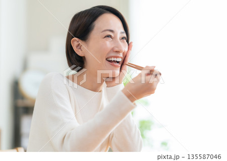 リビングで食事をするミドルの女性 135587046