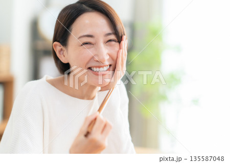 リビングで食事をするミドルの女性 リビングで食事をするミドルの女性 135587048