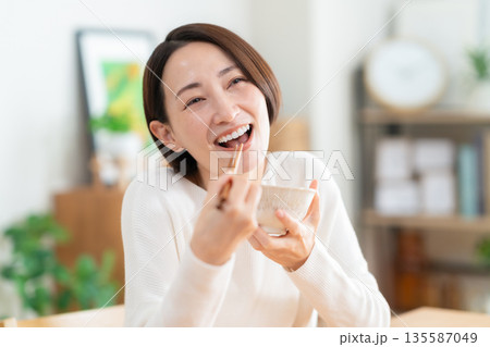 リビングで食事をするミドルの女性 リビングで食事をするミドルの女性 135587049