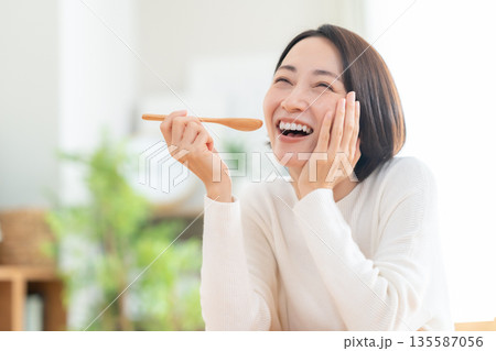 リビングで食事をするミドルの女性 135587056