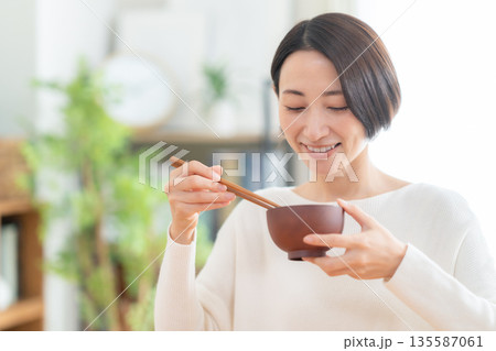 リビングで食事をするミドルの女性 135587061
