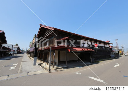 青森　黒石　重伝建地区の古い街並み（西谷家住宅） 135587345