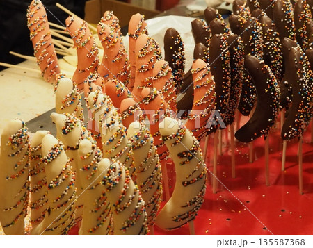 縁日の屋台のチョコバナナ 135587368