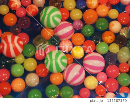 縁日の屋台のスーパーボール 縁日の屋台のスーパーボール 135587370