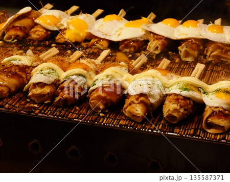縁日の屋台の串焼き 135587371