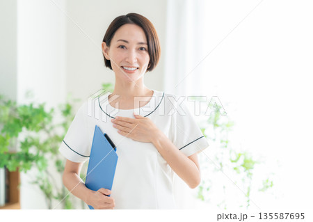 カウンセリングをする女性エステティシャン 135587695
