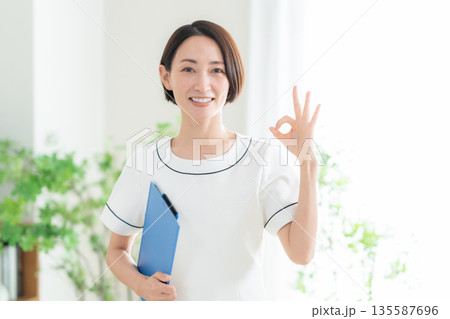 カウンセリングをする女性エステティシャン 135587696