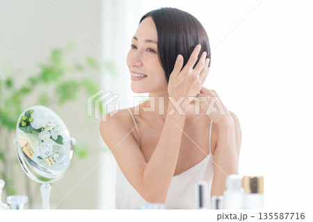 スキンケアをするミドルの女性 スキンケアをするミドルの女性 135587716