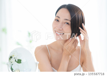 スキンケアをするミドルの女性 スキンケアをするミドルの女性 135587718