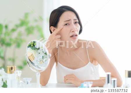 スキンケアをするミドルの女性 135587732