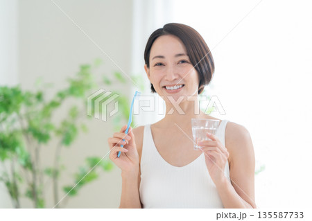 デンタルケアをするミドルの女性 デンタルケアをするミドルの女性 135587733