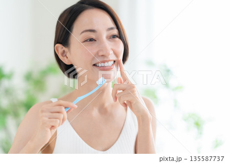 デンタルケアをするミドルの女性 135587737