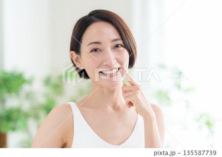 デンタルケアをするミドルの女性 135587739