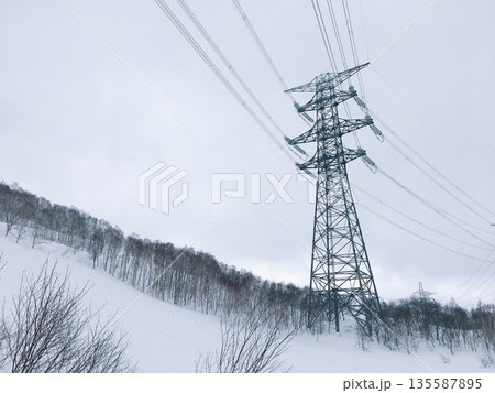 かぐら名物、雪の中にたつ送電線 かぐら名物、雪の中にたつ送電線 135587895