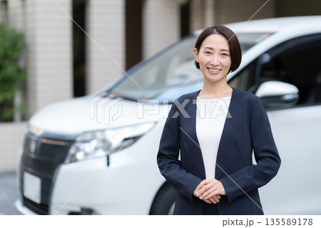 車で営業をするミドルのビジネスウーマン 車で営業をするミドルのビジネスウーマン 135589178