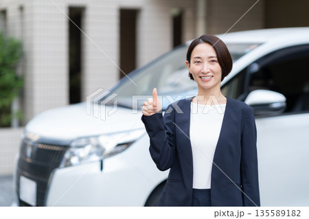 車で営業をするミドルのビジネスウーマン 135589182