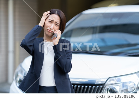 車で営業をするミドルのビジネスウーマン 車で営業をするミドルのビジネスウーマン 135589196