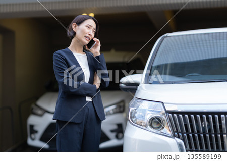 車で営業をするミドルのビジネスウーマン 135589199