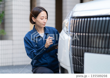 車の修理をするミドルの女性の自動車整備士 車の修理をするミドルの女性の自動車整備士 135589208